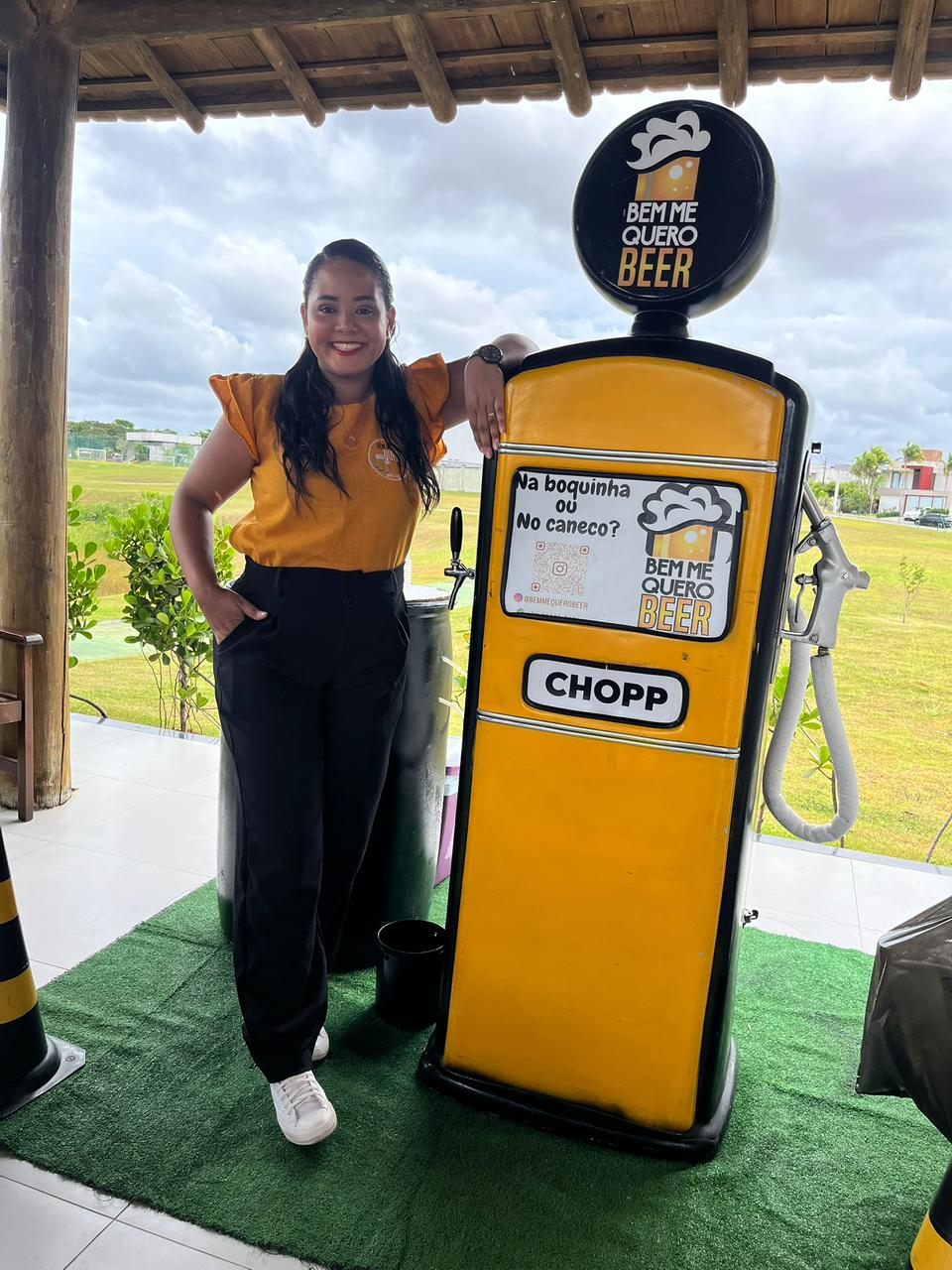 Bomba de gasolina de chopp da Bem Me Quero Beer montada em evento em Camaçari