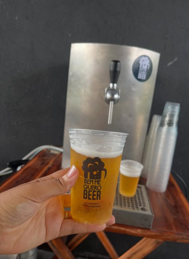 Chopeira elétrica de 1 via em inox servindo copo de chopp