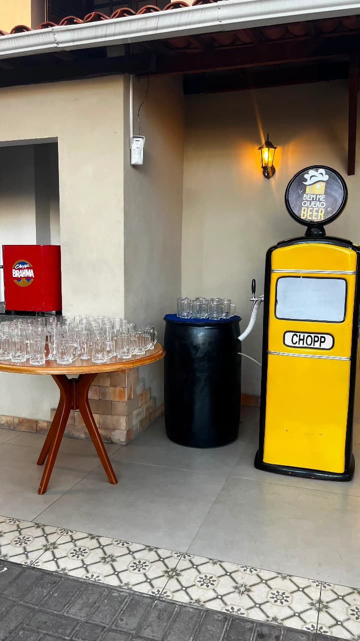 Montagem da chopeira bomba de gasolina com copos e chopeira Brahma no local do evento