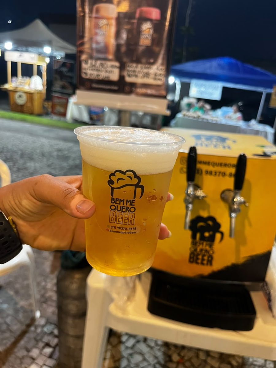 Copo de chopp servido na chopeira elétrica de 2 vias da Bem Me Quero Beer em evento