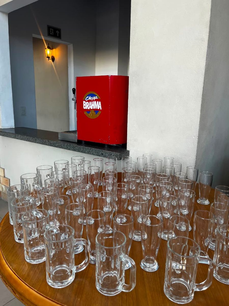 Canecas de chopp prontas para servir ao lado da chopeira Brahma